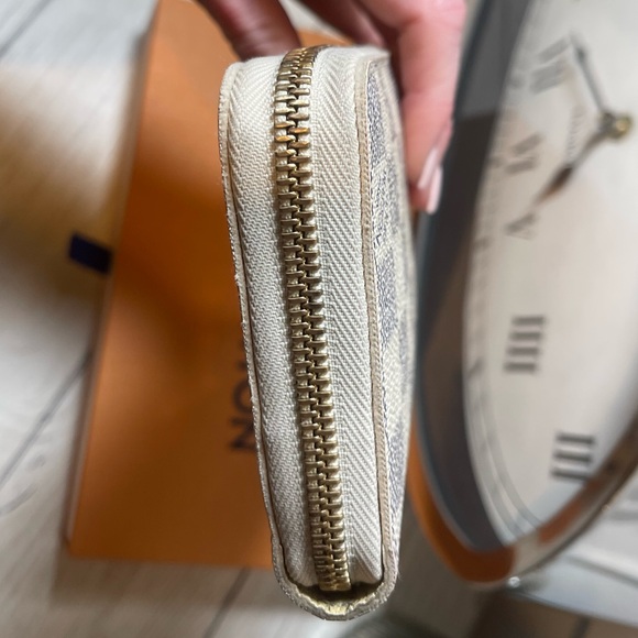 Louis Vuitton Damier Azur Long Zippered Wallet great condition Clean inside. - Picture 6 of 11